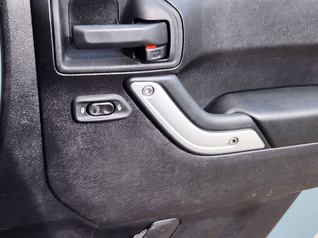 Used 2014 Jeep Wrangler Unlimited Rubicon w/ Connectivity Group image 12