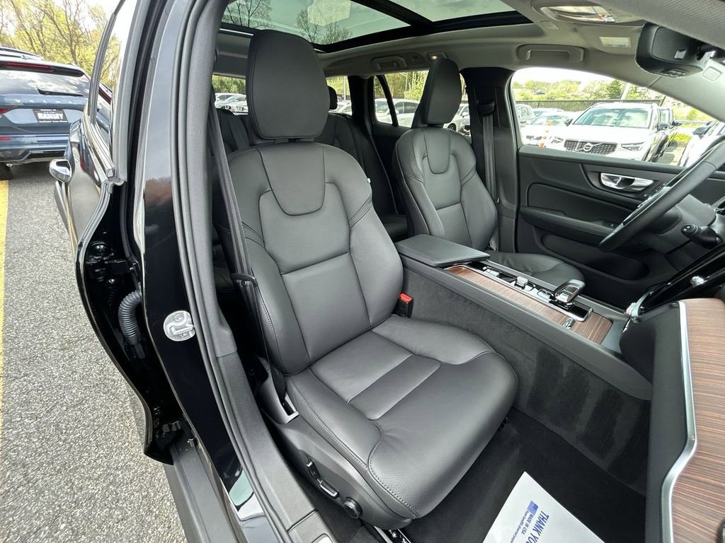 Used 2025 Volvo V60 B5 Cross Country Plus image 25