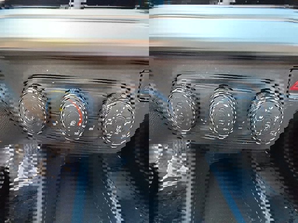 Used 2024 Chevrolet Trax RS w/ Sunroof Package image 21