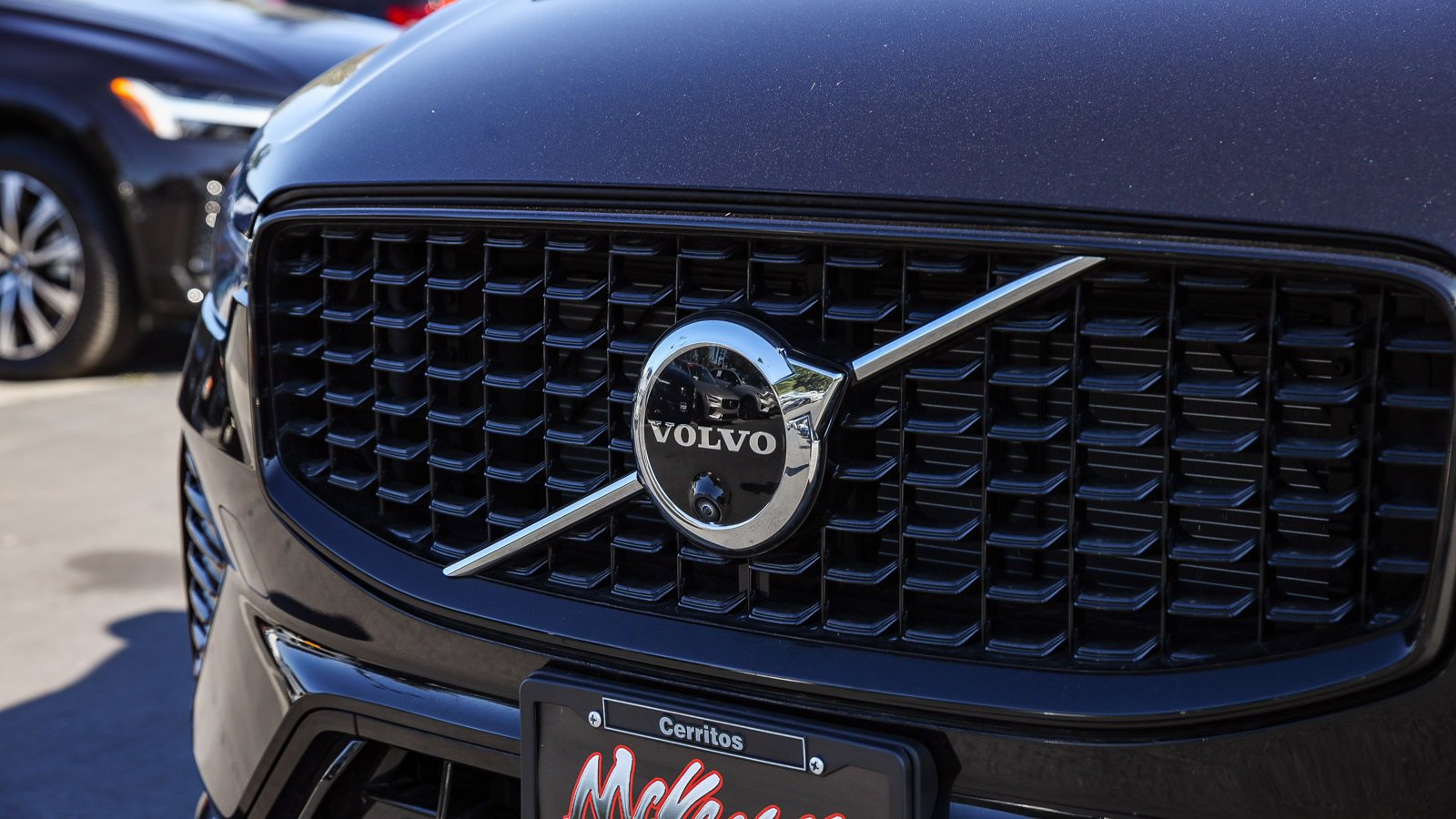 Used 2025 Volvo XC60 B5 Plus image 3