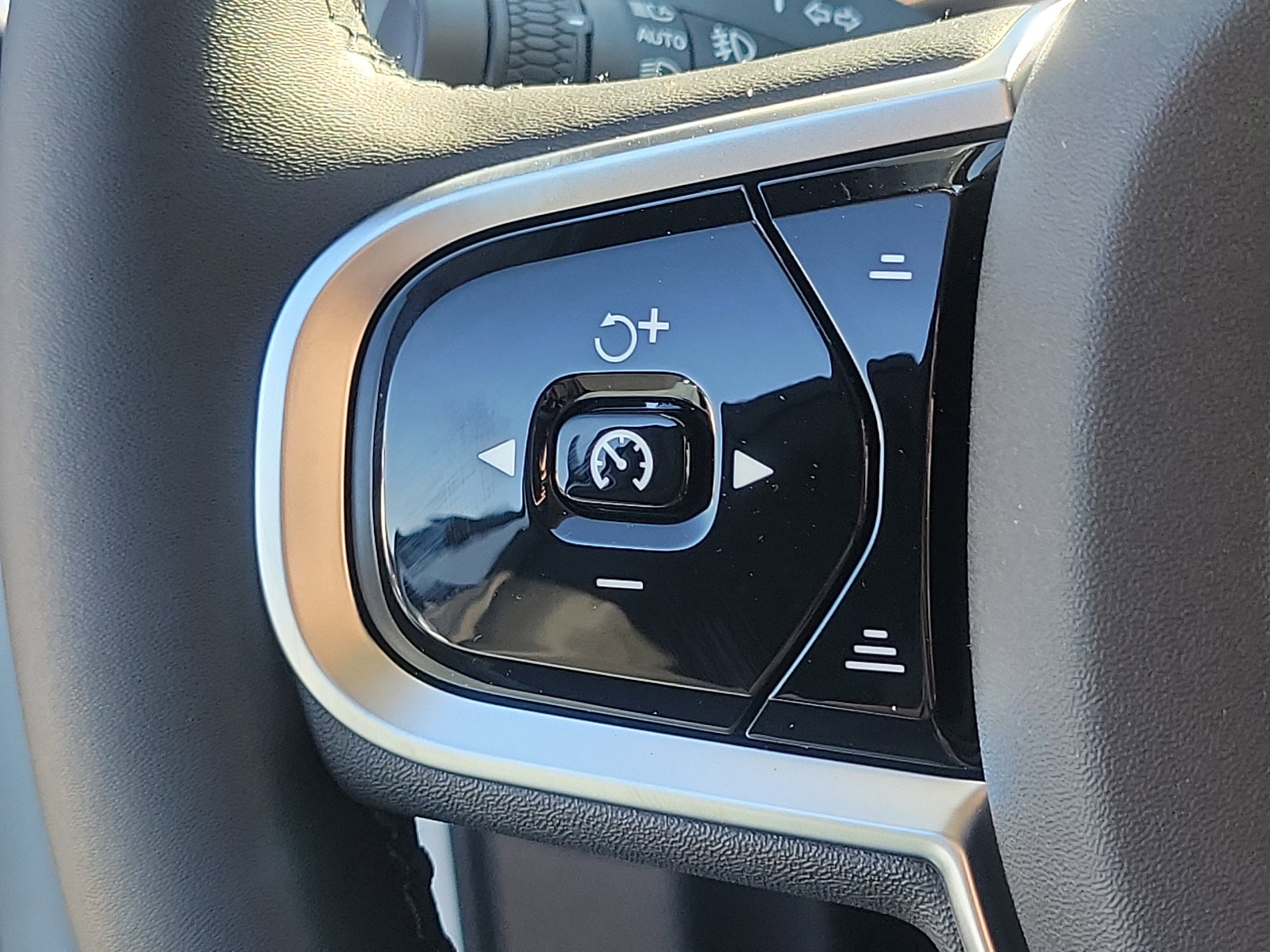 Certified 2025 Volvo XC60 T8 Plus w/ Protection Package Premier image 14