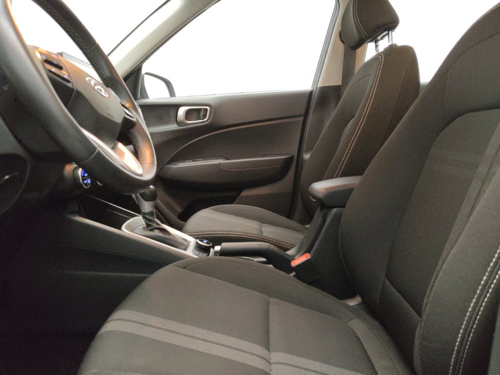 Used 2025 Hyundai Venue SEL FWD image 17