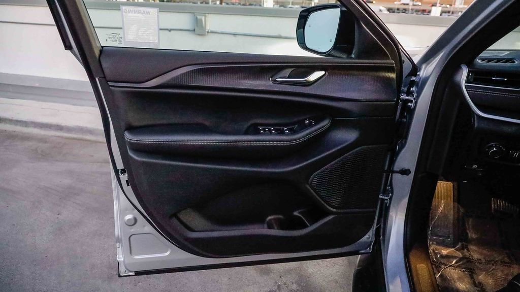 New 2025 Jeep Grand Cherokee L Altitude image 23