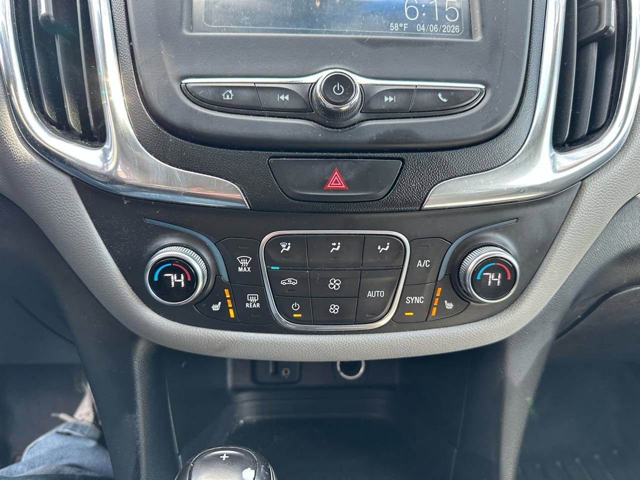 Used 2018 Chevrolet Equinox LT AWD/4WD image 17