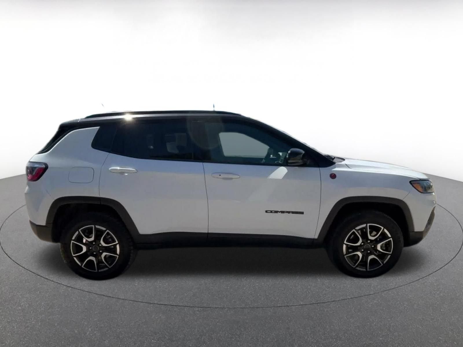 Used 2025 Jeep Compass Trailhawk AWD/4WD image 15