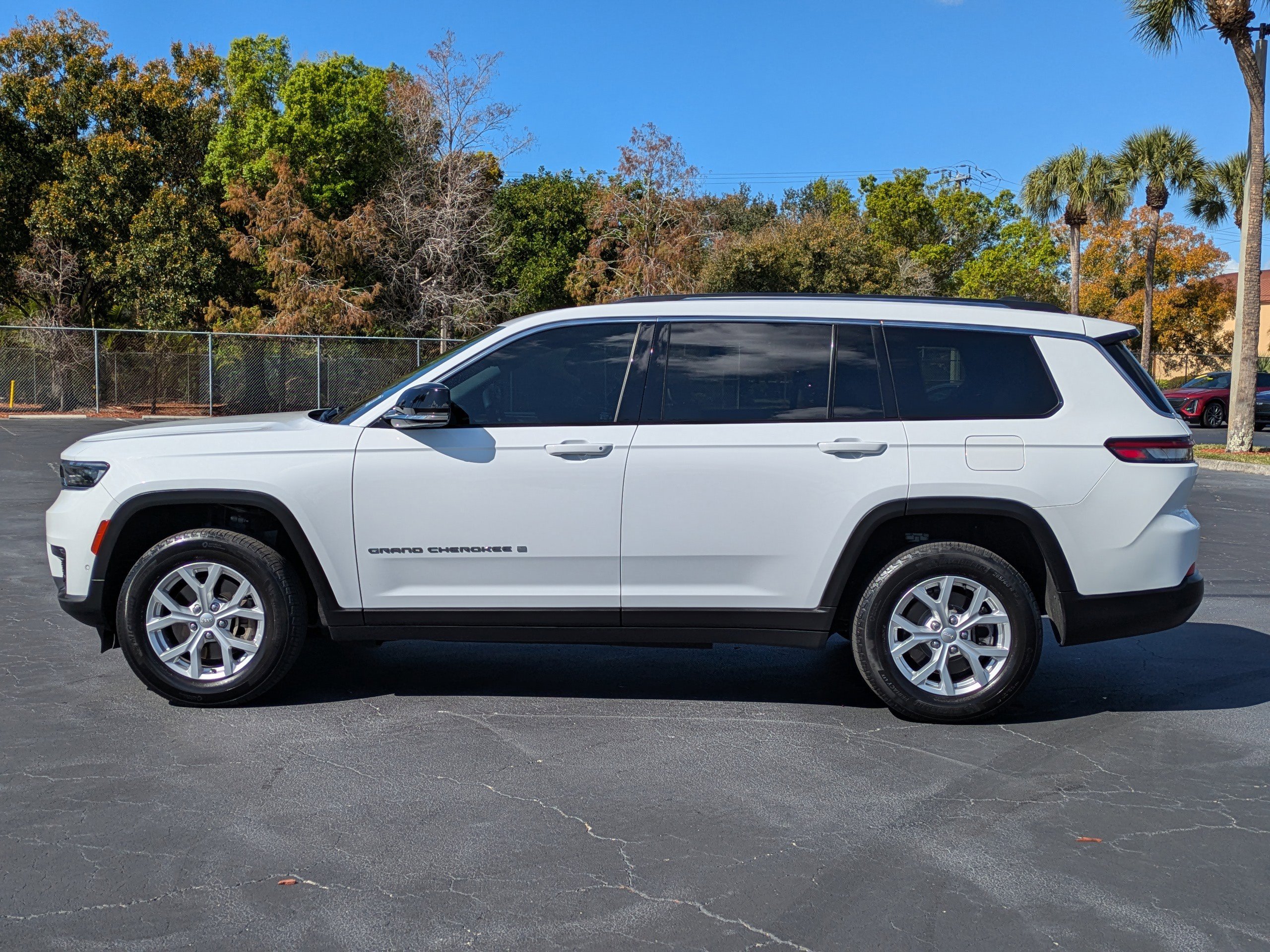 Used 2023 Jeep Grand Cherokee L Limited w/ Luxury Tech Group II image 3
