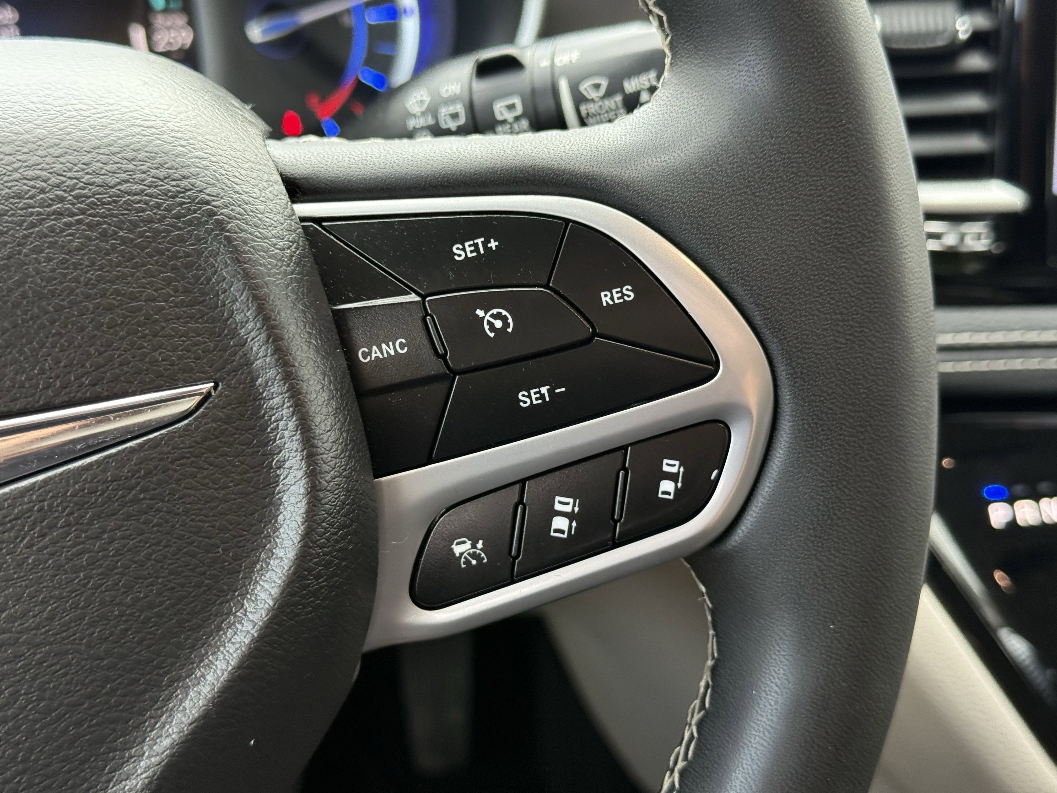 Used 2023 Chrysler Pacifica Touring-L image 18