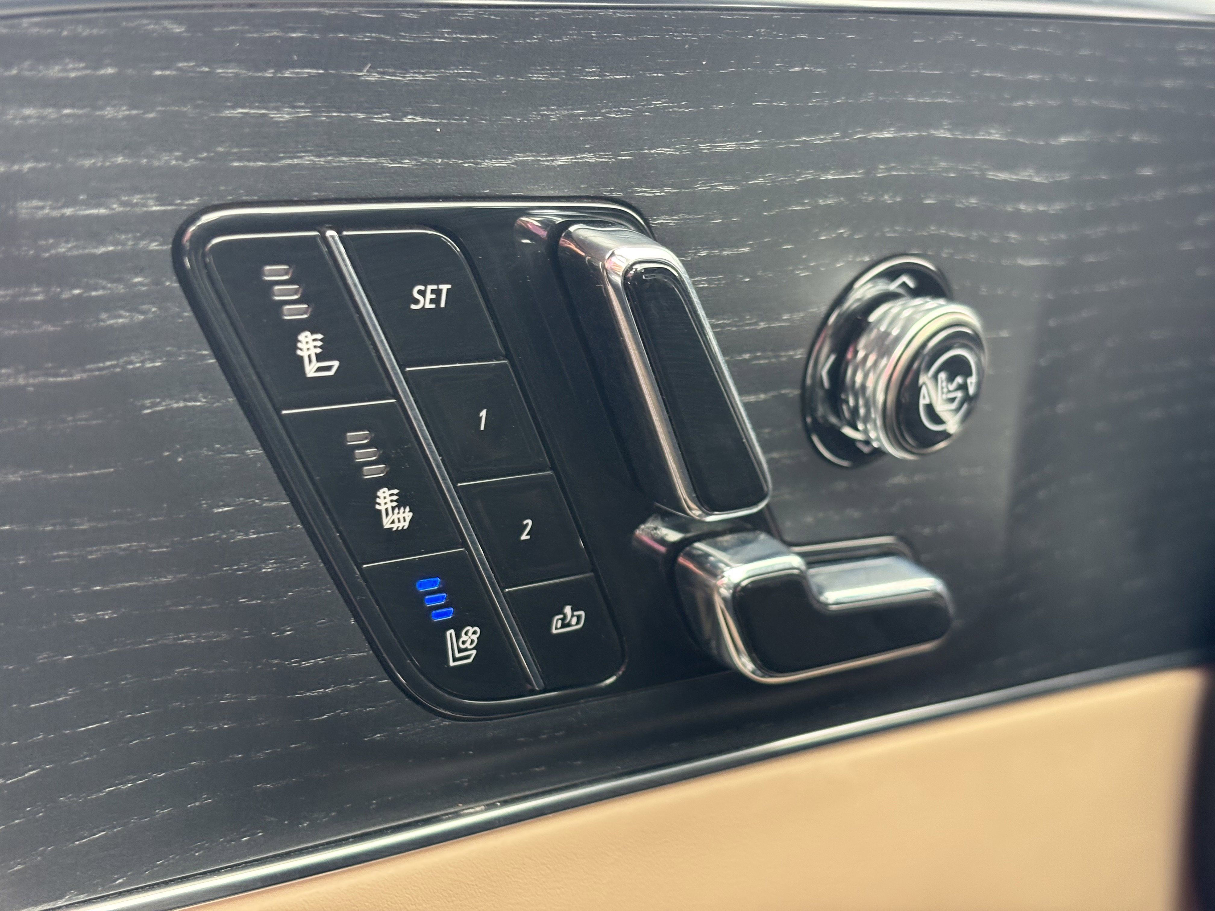Used 2024 Cadillac Lyriq Luxury w/ Nappa Leather Package AWD/4WD image 30