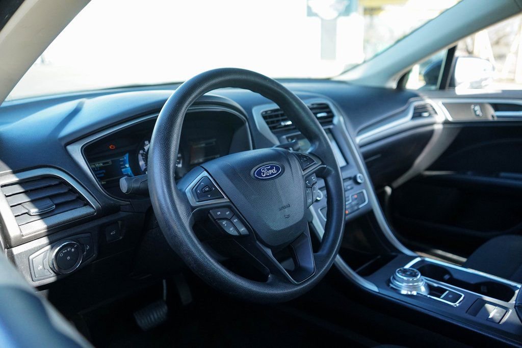 Used 2018 Ford Fusion SE w/ Fusion SE Technology Package image 6