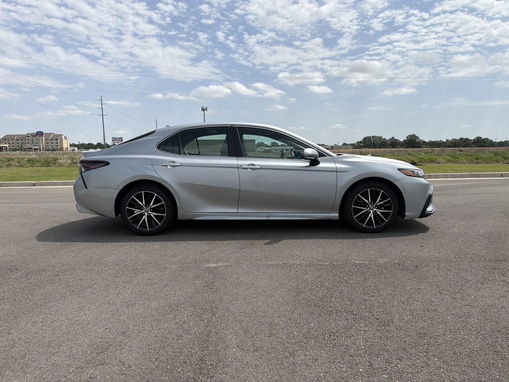Used 2023 Toyota Camry SE FWD image 5