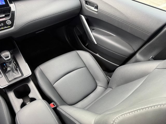 Used 2026 Toyota Corolla Cross XLE w/ Convenience Package FWD image 24