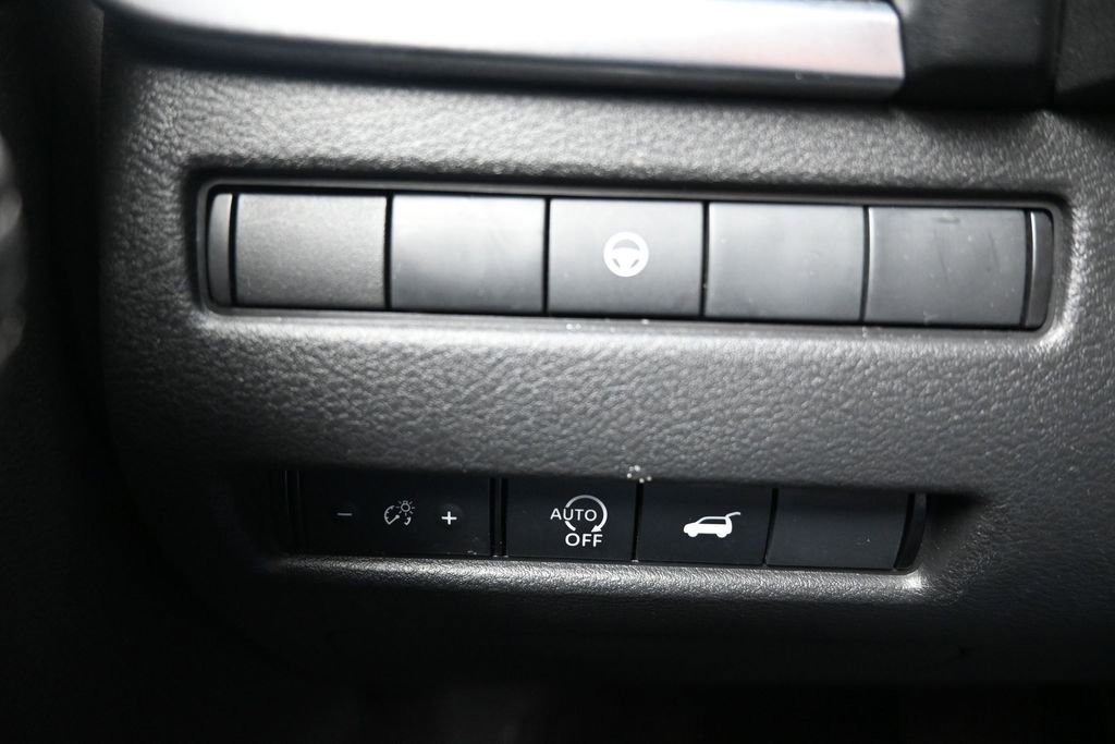 Used 2025 Nissan Rogue SV AWD/4WD image 16