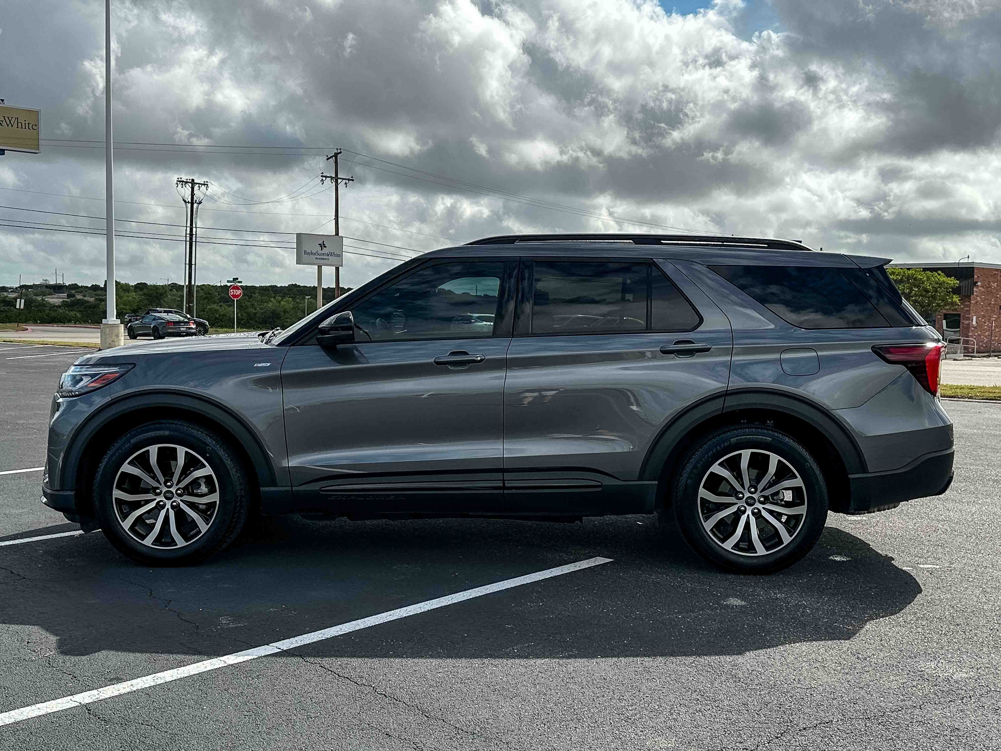 Used 2025 Ford Explorer ST-Line image 9