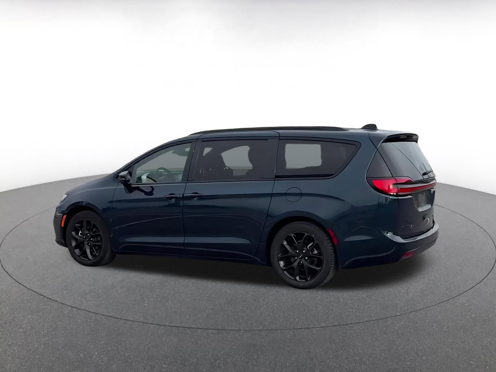Used 2025 Chrysler Pacifica Limited image 10