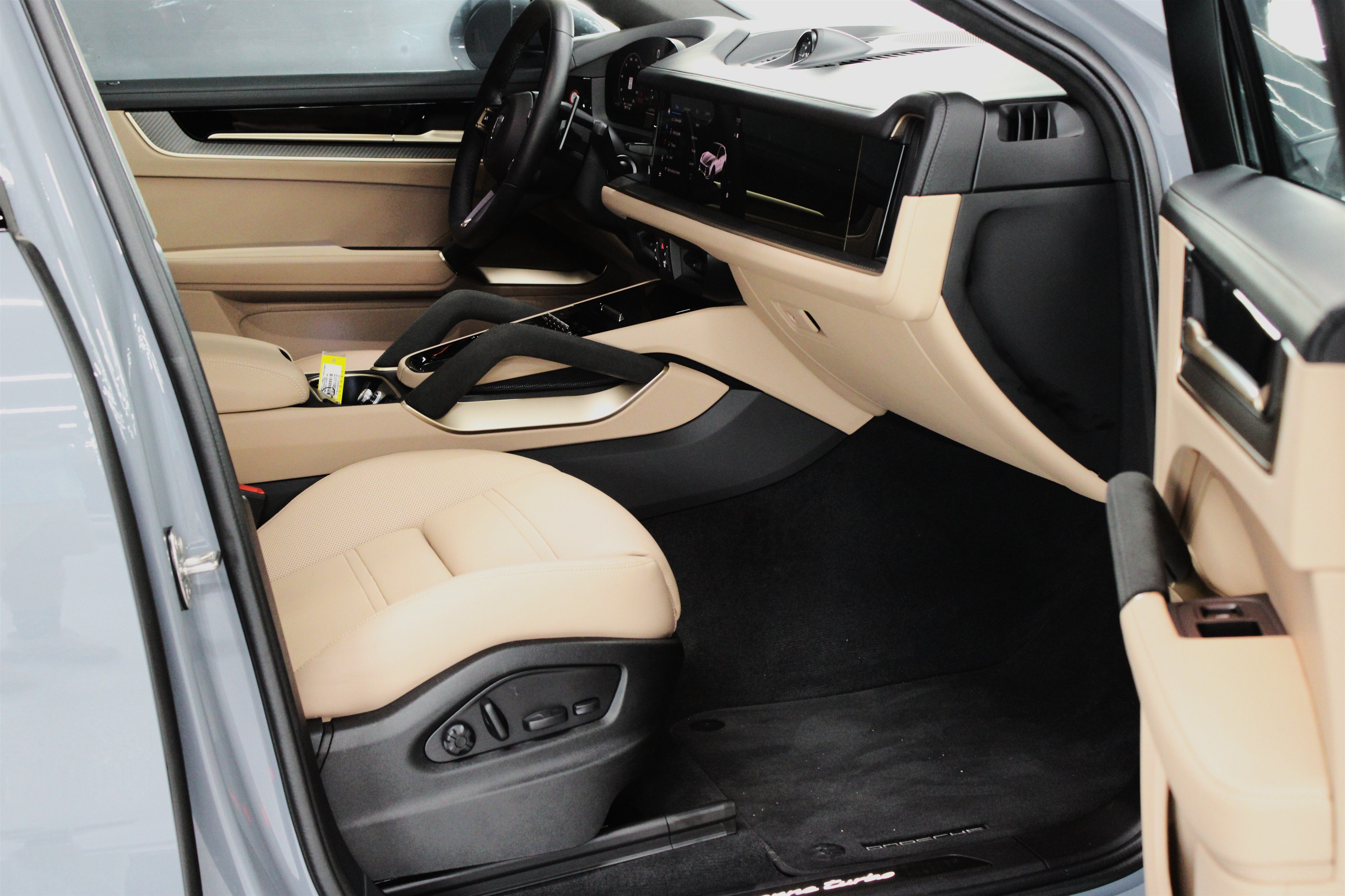 Used 2025 Porsche Cayenne Turbo AWD/4WD image 30