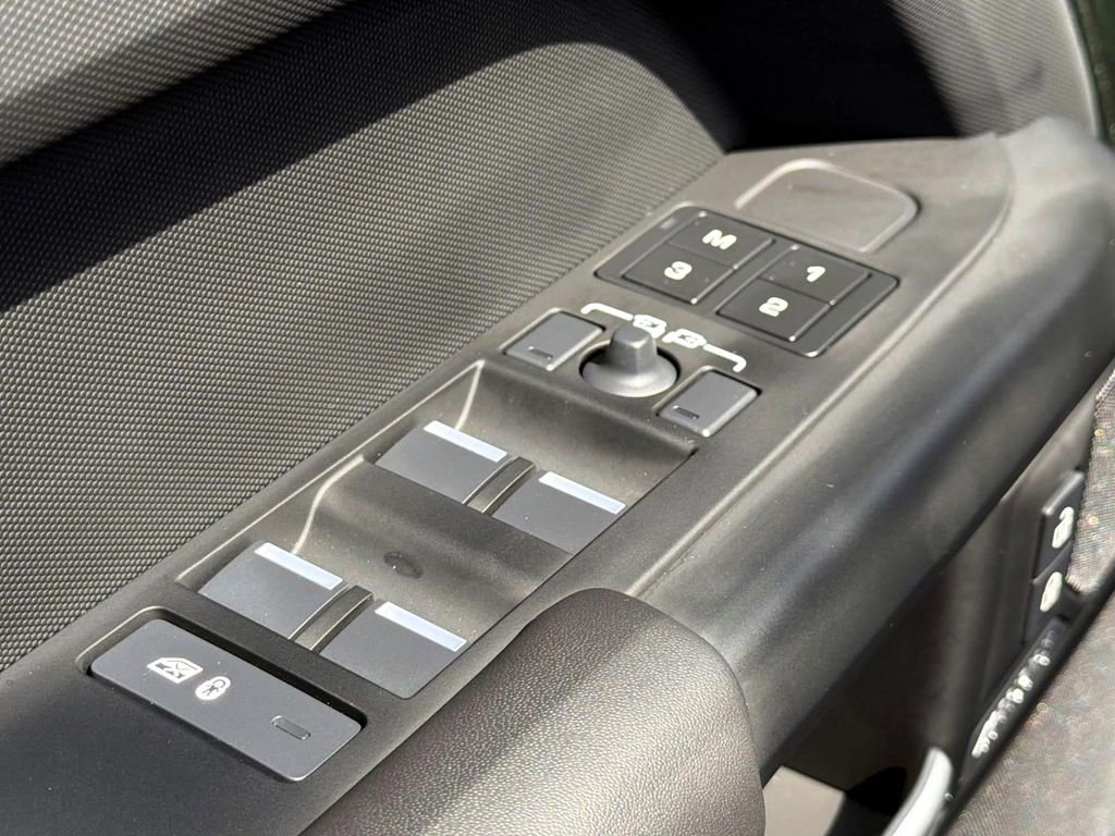 New 2026 Land Rover Defender 110 X-Dynamic SE image 17