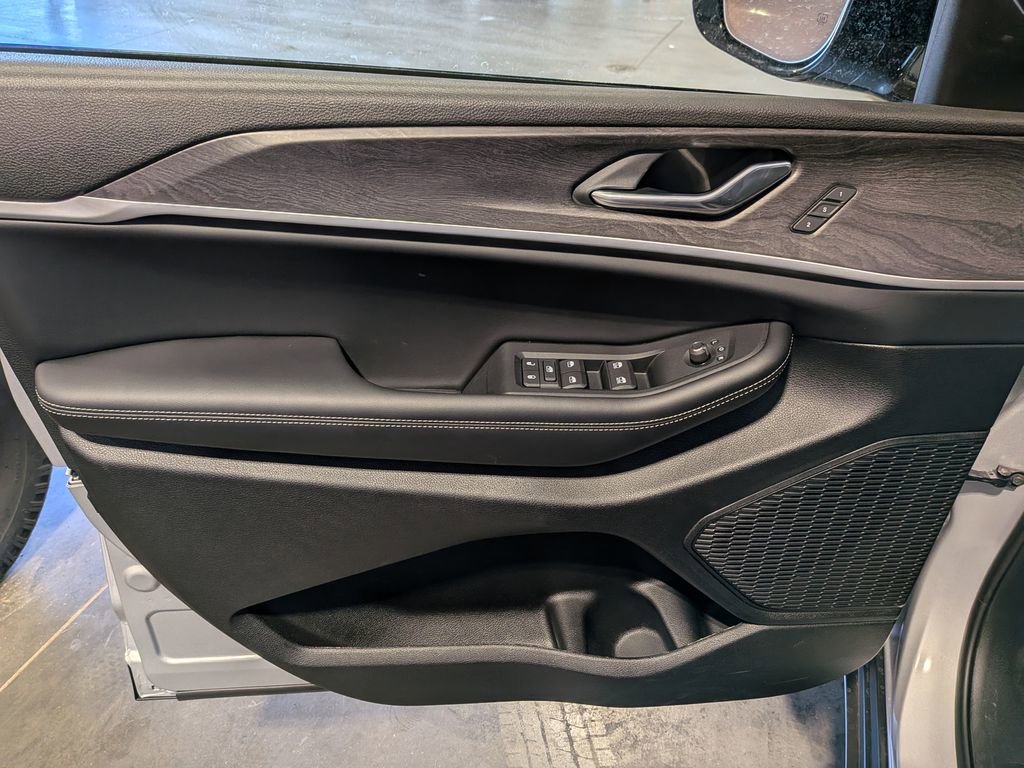 New 2025 Jeep Grand Cherokee Limited w/ Luxury Tech Group II image 11