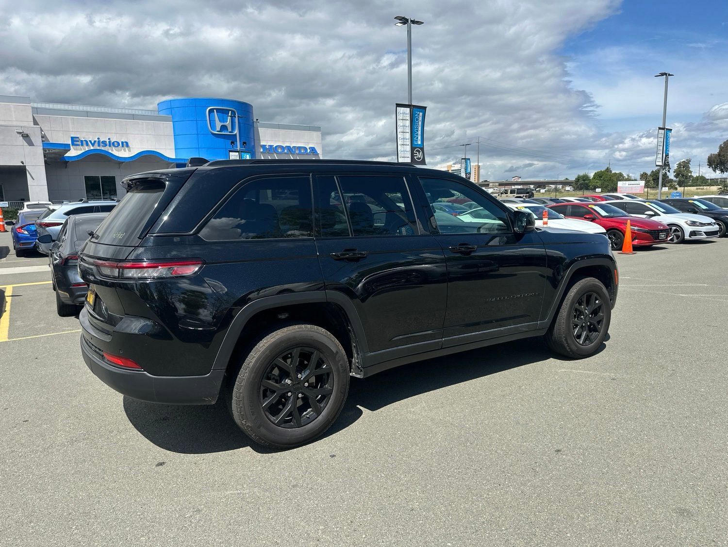 Used 2025 Jeep Grand Cherokee Altitude AWD/4WD image 3