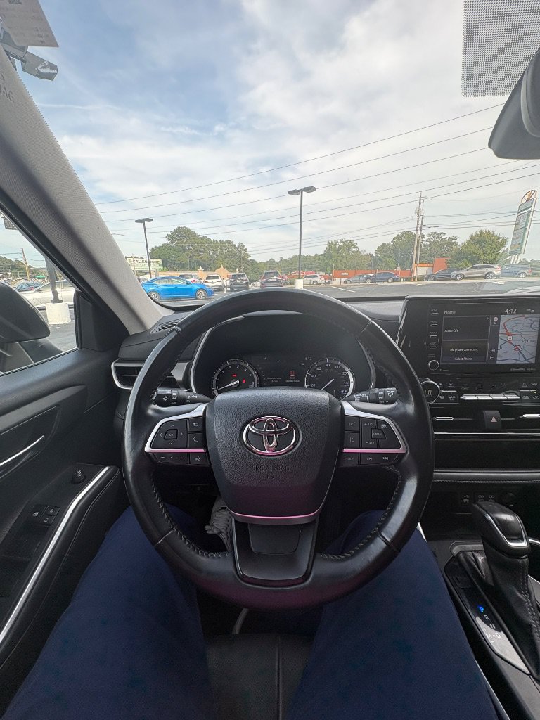 Used 2022 Toyota Highlander XLE AWD/4WD image 7