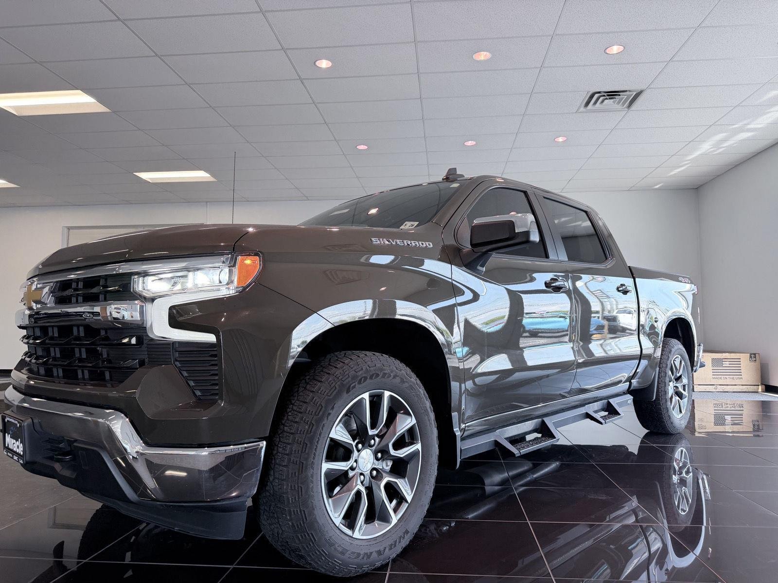 Used 2023 Chevrolet Silverado 1500 LT AWD/4WD image 3