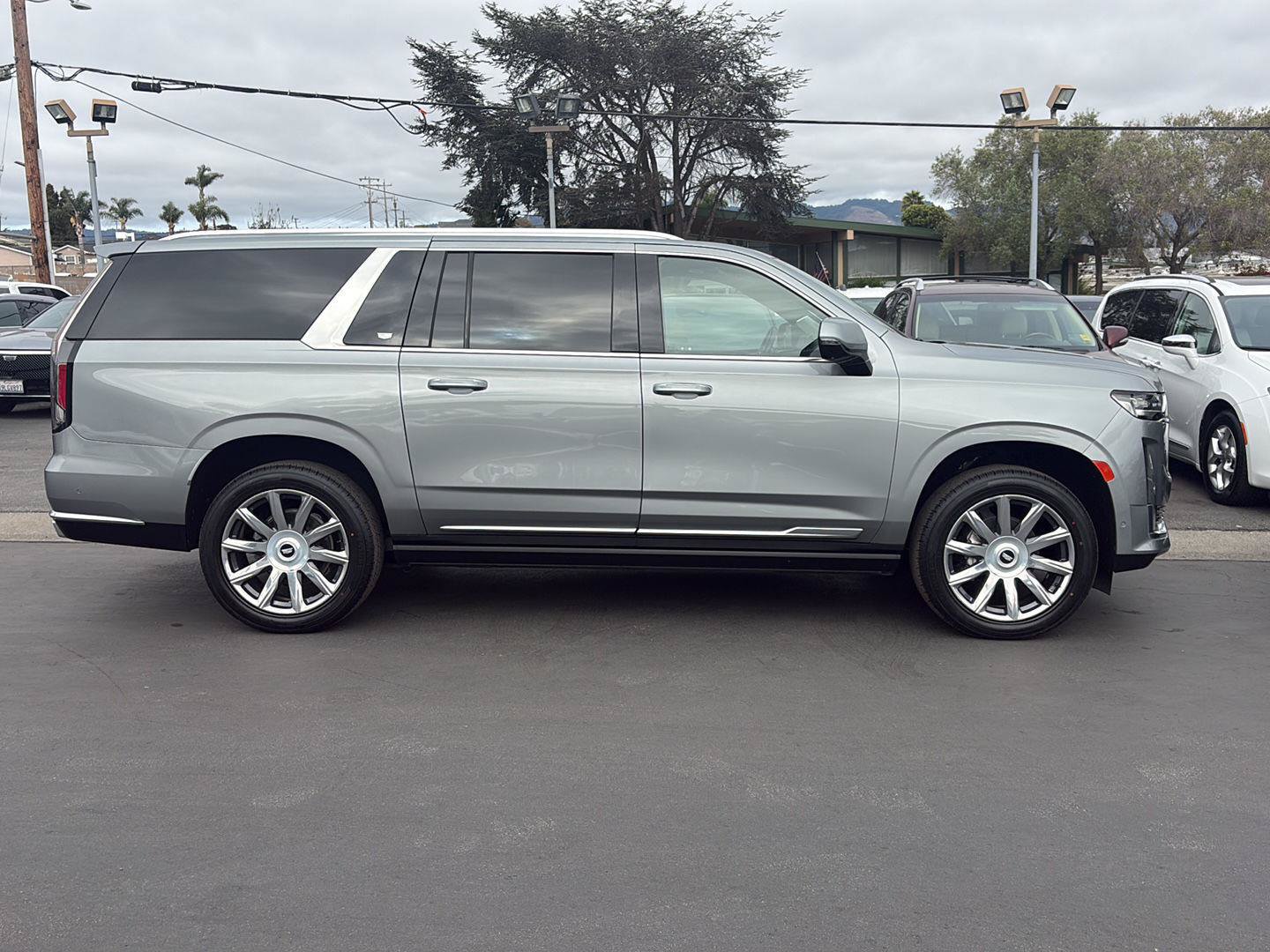 Used 2023 Cadillac Escalade ESV Premium Luxury Platinum AWD/4WD image 3