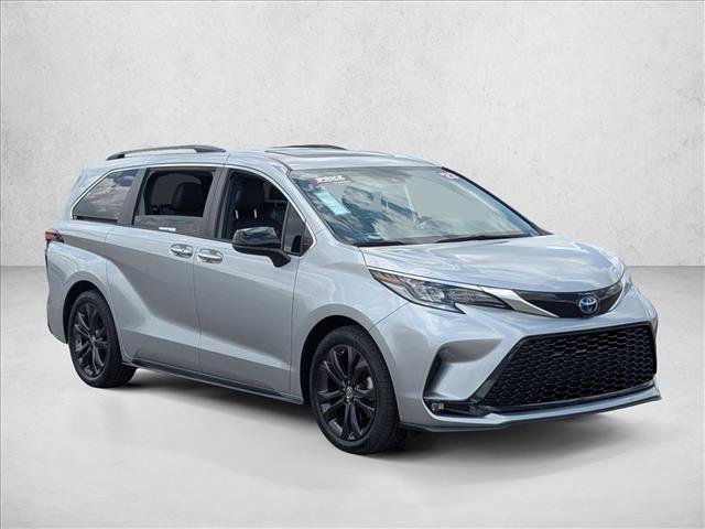 Used 2023 Toyota Sienna XSE w/ XSE Plus Package FWD image 3