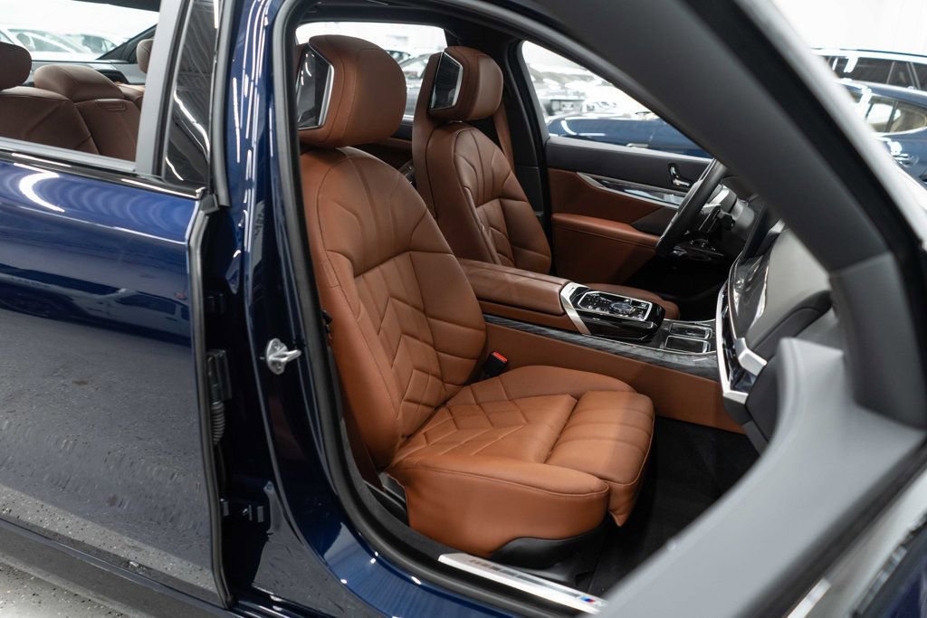 Used 2025 BMW 760i xDrive image 9