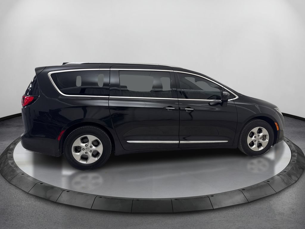 Used 2017 Chrysler Pacifica Touring-L Plus FWD image 4