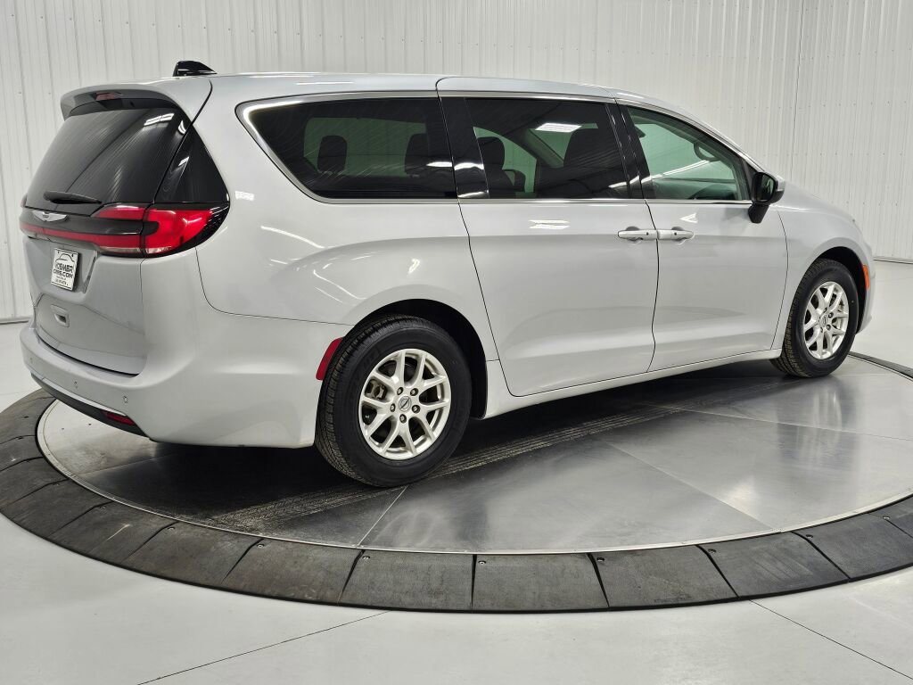 Used 2023 Chrysler Pacifica Touring-L image 5