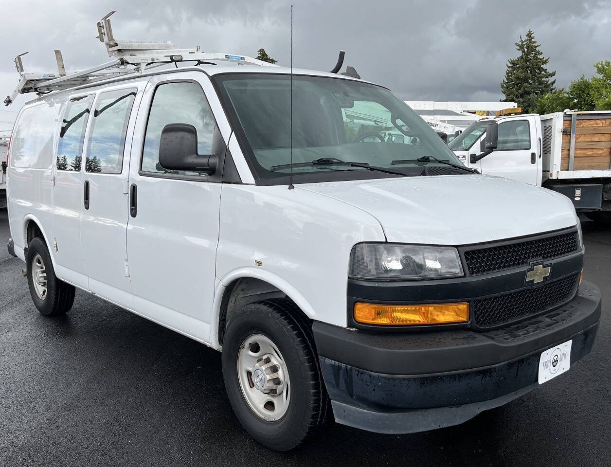 Used 2018 Chevrolet Express 2500 w/ Driver Convenience Package RWD image 3