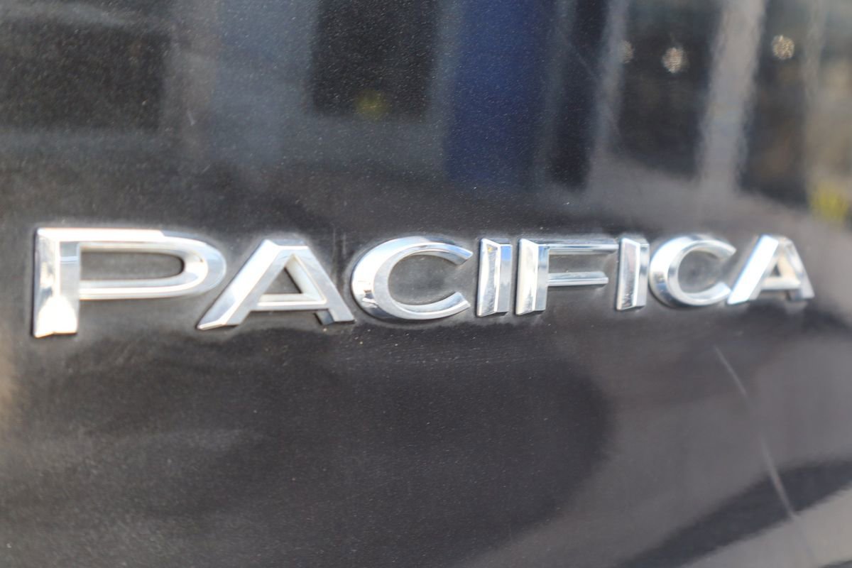 Used 2018 Chrysler Pacifica Touring Plus w/ Tire & Wheel Group FWD image 24