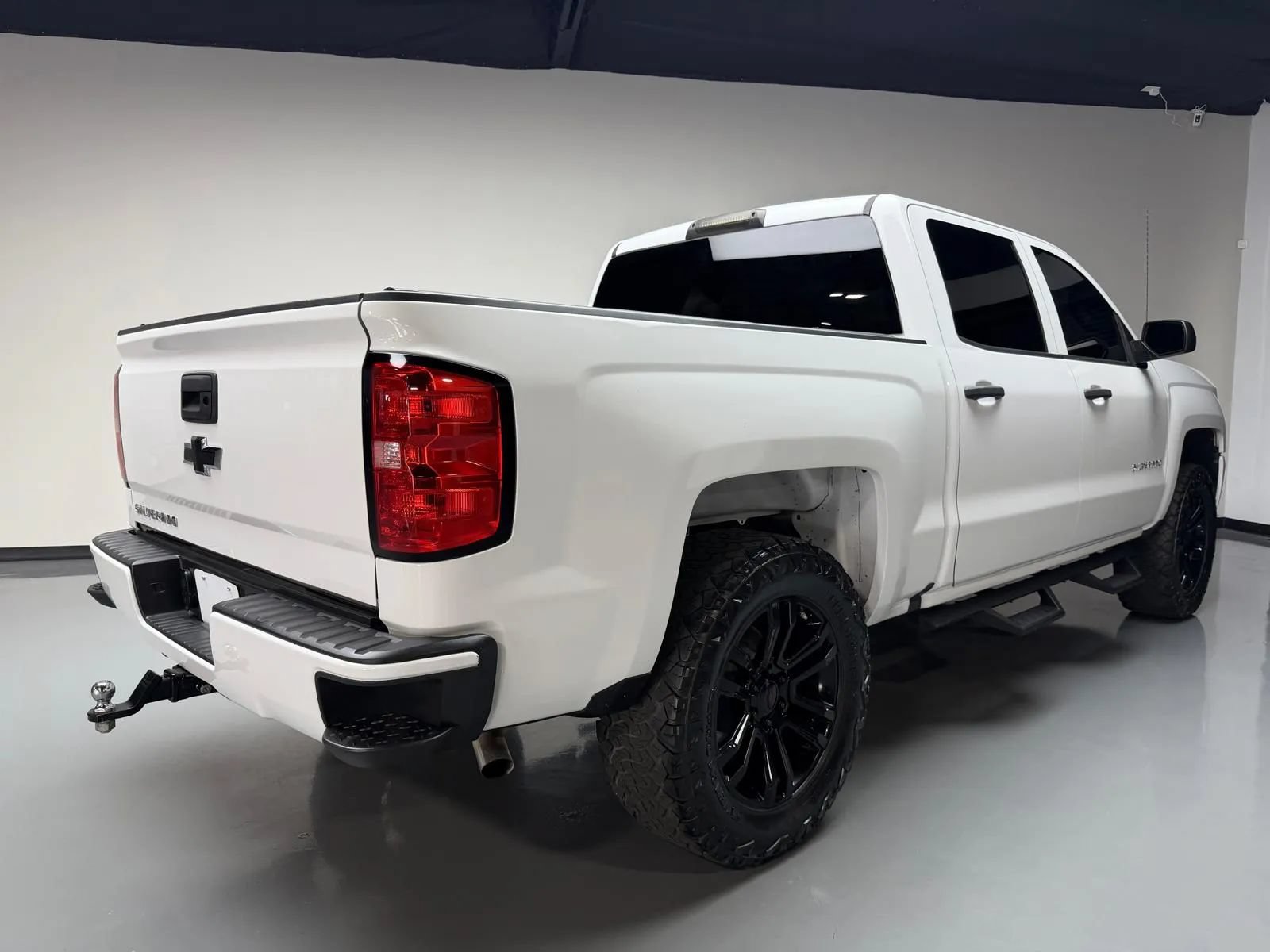 Used 2018 Chevrolet Silverado 1500 Custom w/ Custom Value Package RWD image 4
