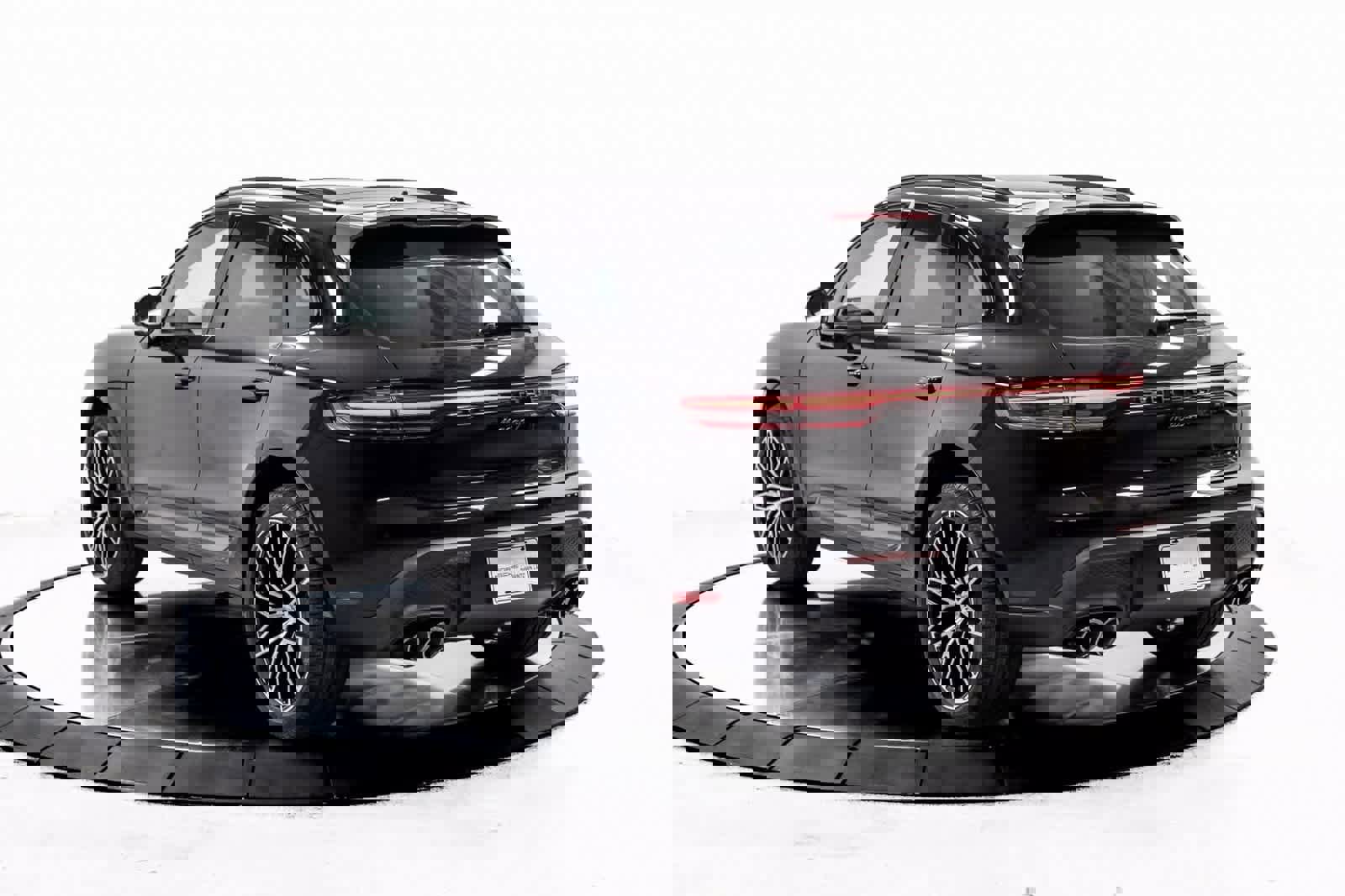 Certified 2025 Porsche Macan Turbo image 3