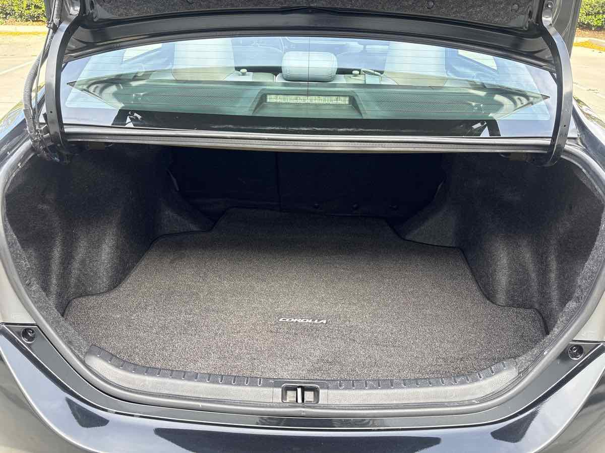 Used 2017 Toyota Corolla LE w/ Carpet Mat Package (TMS) FWD image 10