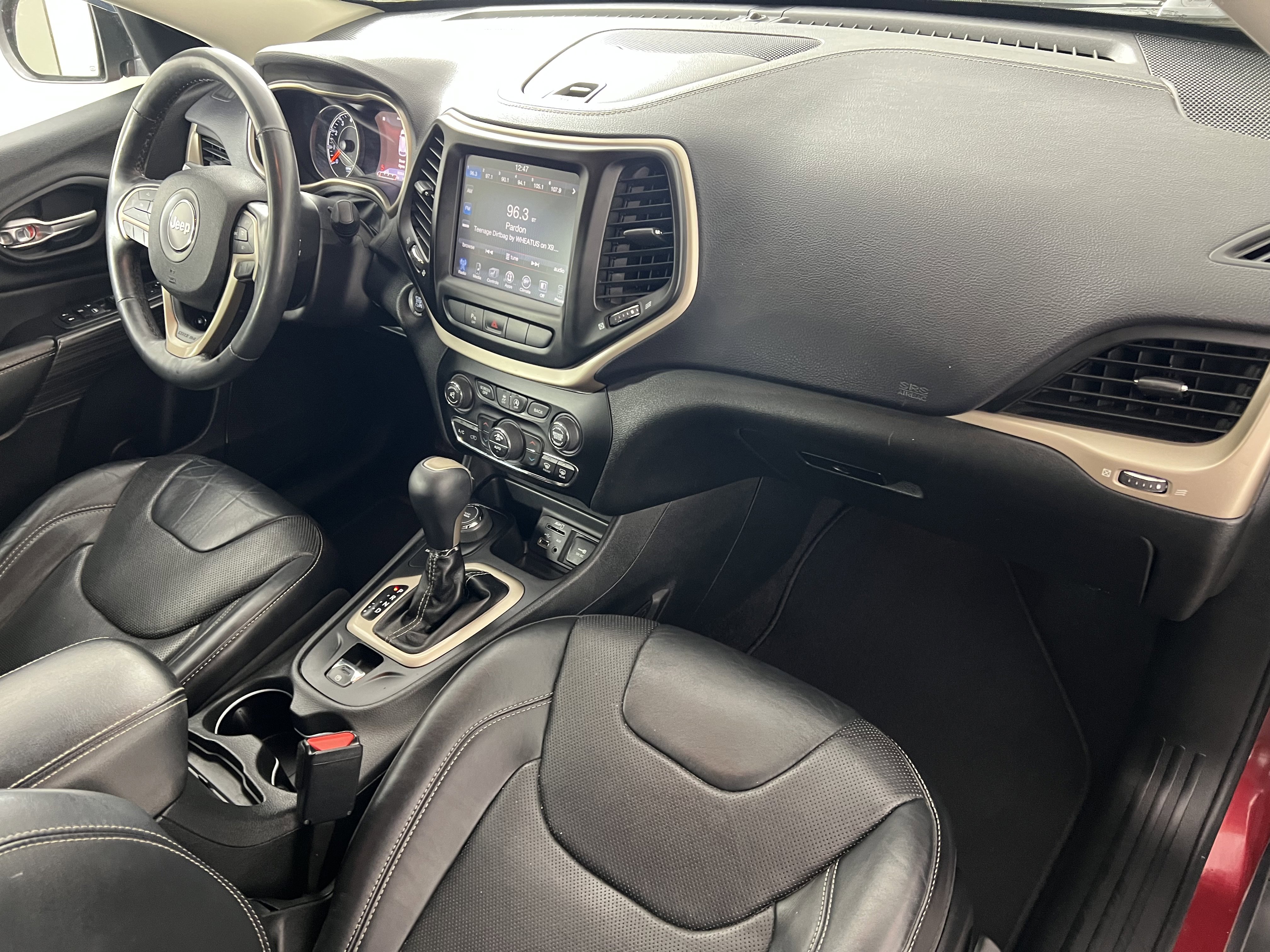 Used 2015 Jeep Cherokee Limited w/ Luxury Group AWD/4WD image 25