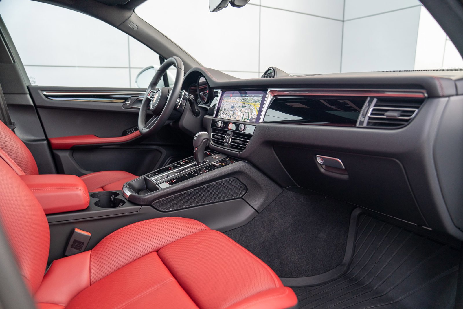 Used 2025 Porsche Macan image 26