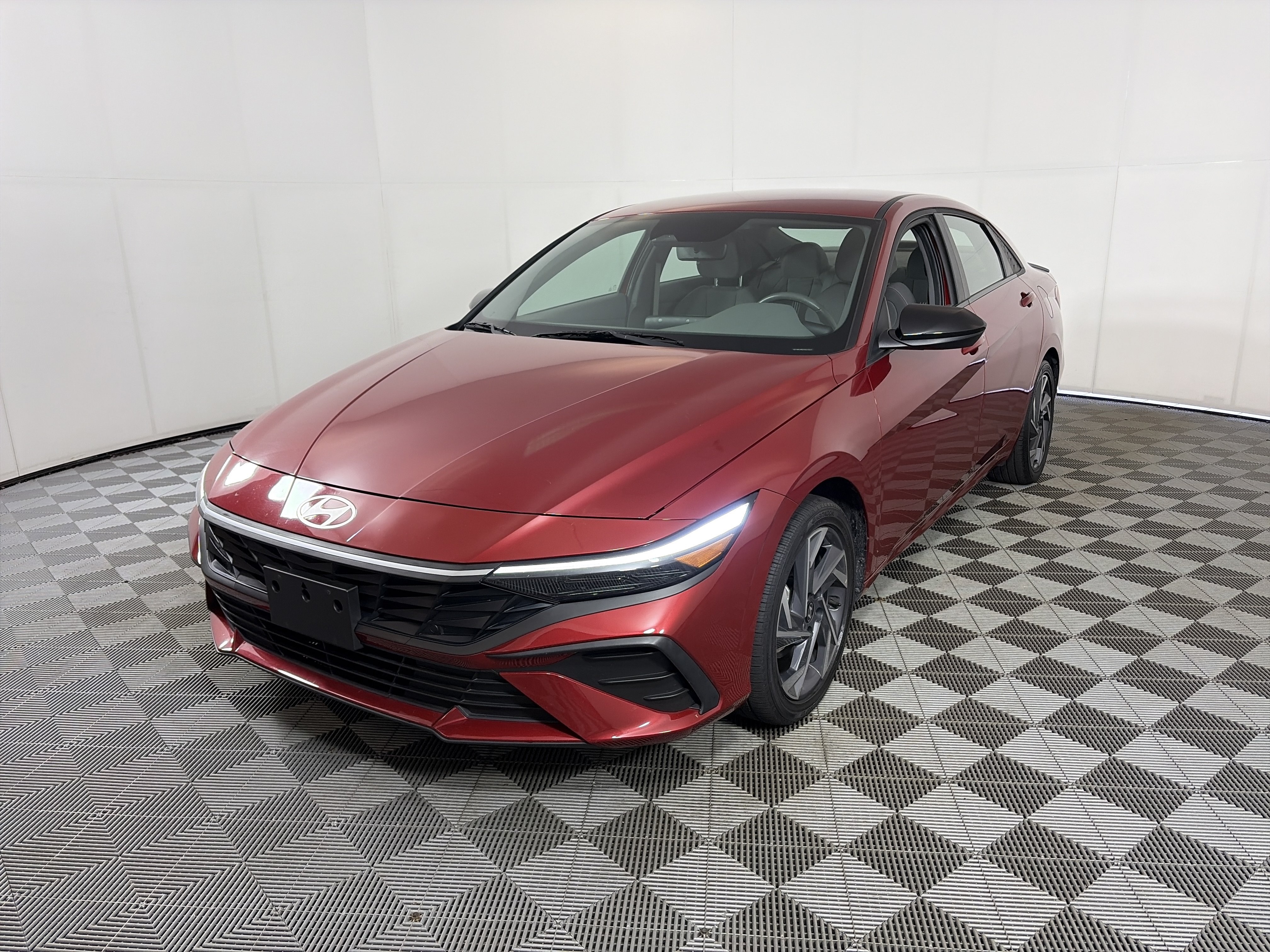 Used 2025 Hyundai Elantra SEL FWD image 2