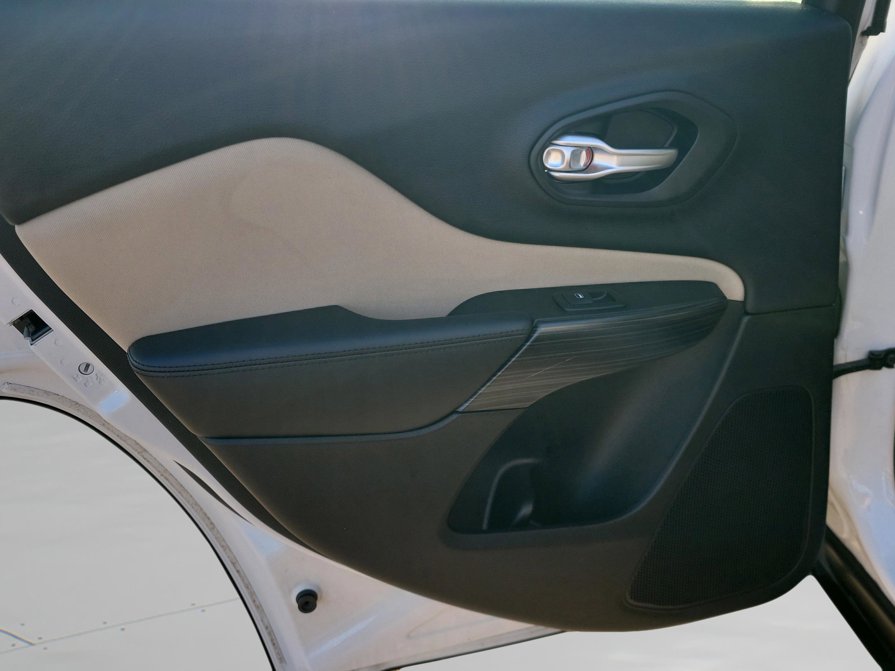 Used 2016 Jeep Cherokee Latitude image 31