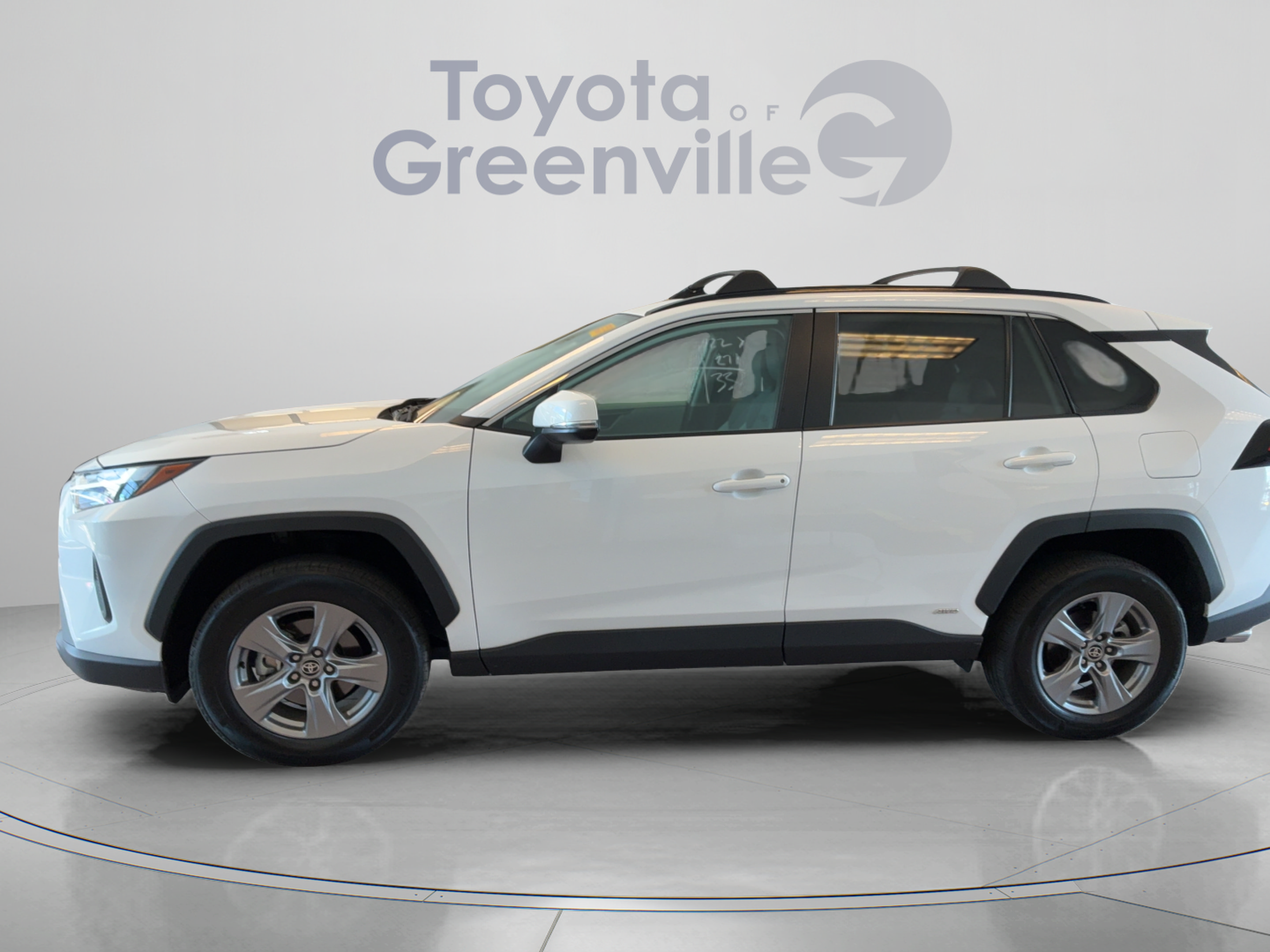 Used 2022 Toyota RAV4 XLE w/ Convenience Package AWD/4WD image 2