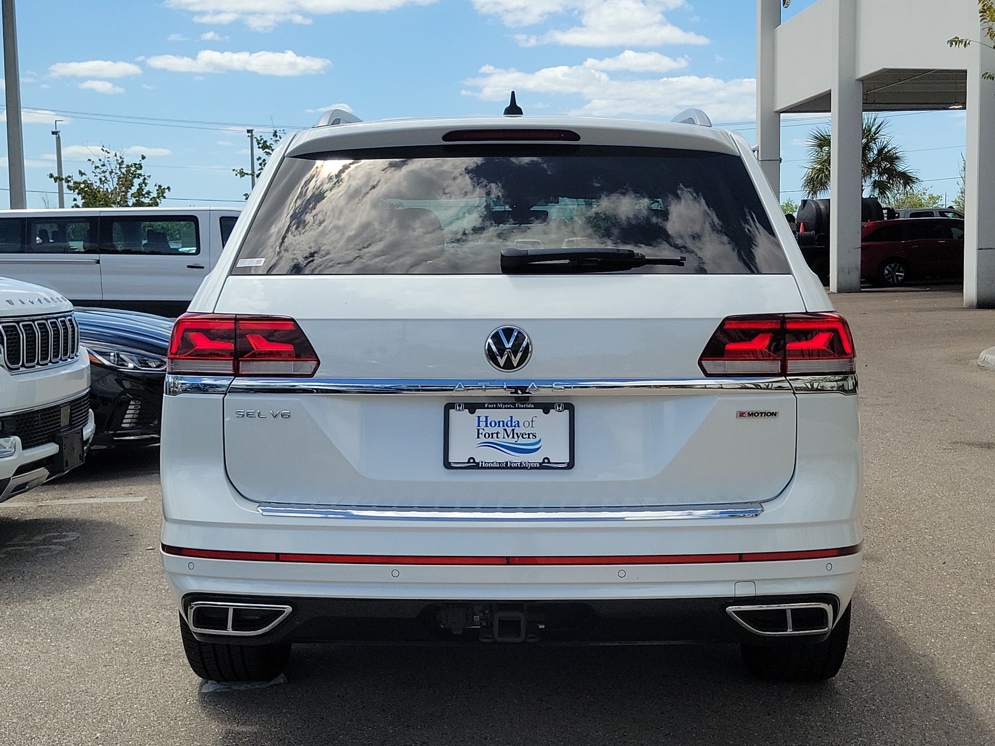 Used 2022 Volkswagen Atlas SEL R-Line AWD/4WD image 4
