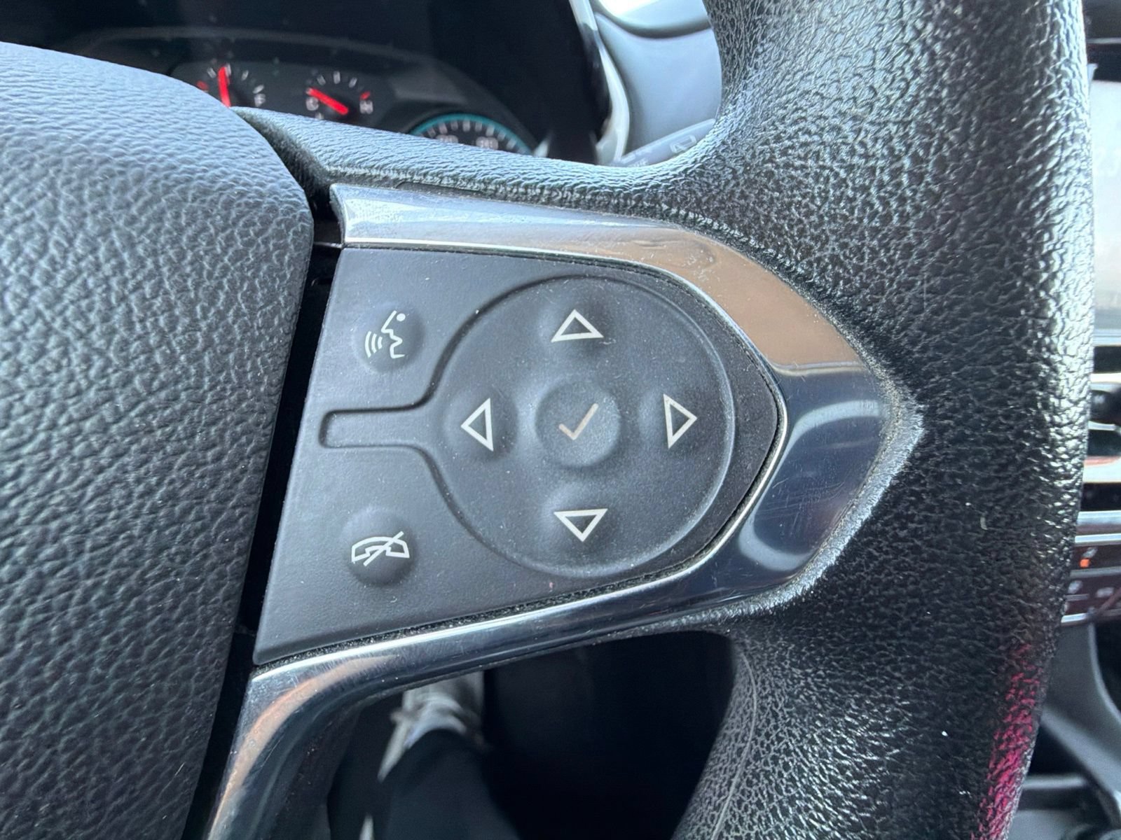 Used 2018 Chevrolet Traverse LS FWD image 14