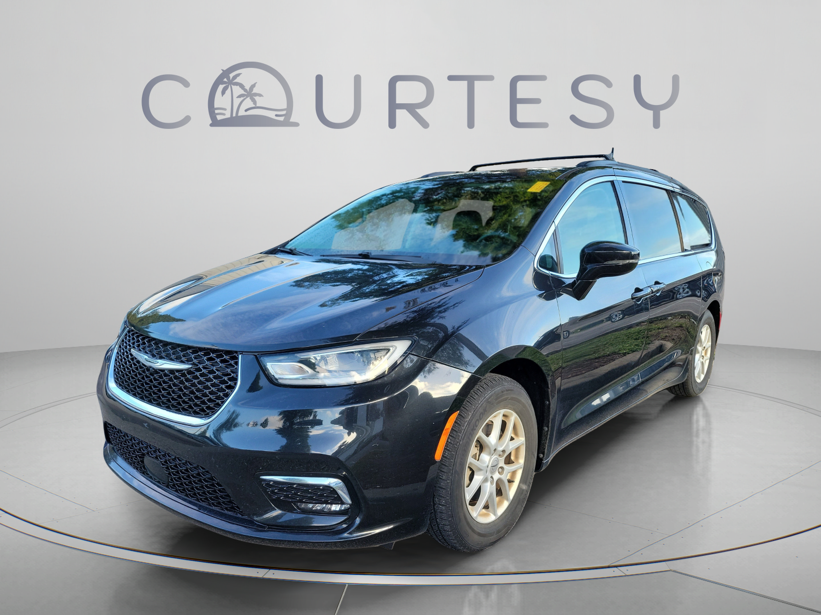Used 2022 Chrysler Pacifica Touring-L FWD image 2