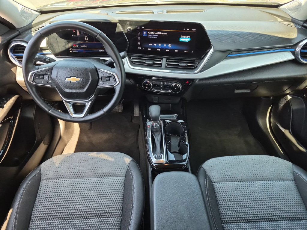 Used 2025 Chevrolet Trax LT w/ LT Convenience Package FWD image 22