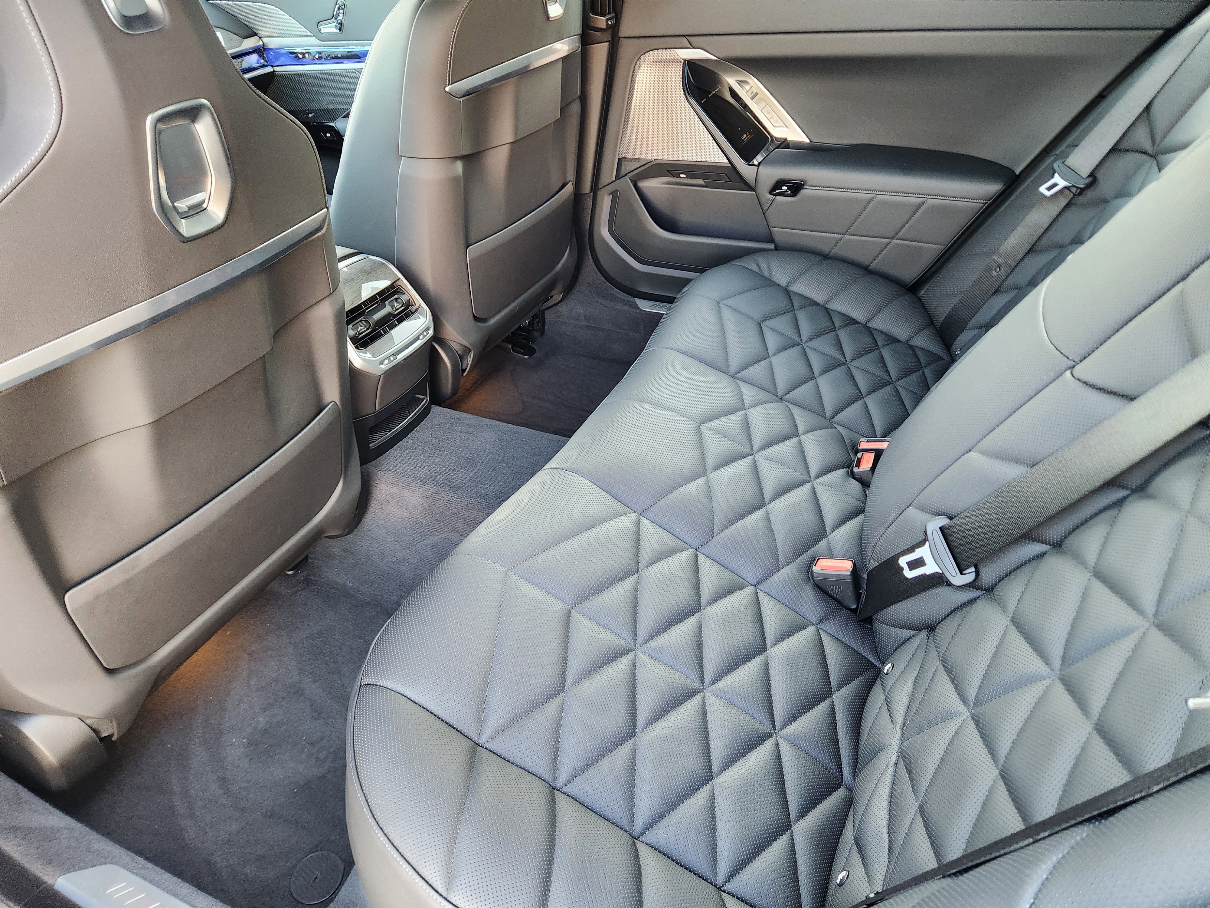 Used 2025 BMW 740i xDrive w/ Premium Package image 28