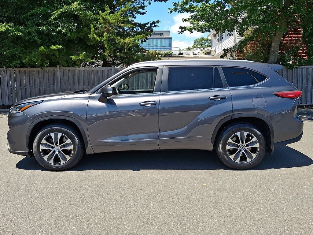 Used 2023 Toyota Highlander XLE AWD/4WD image 8