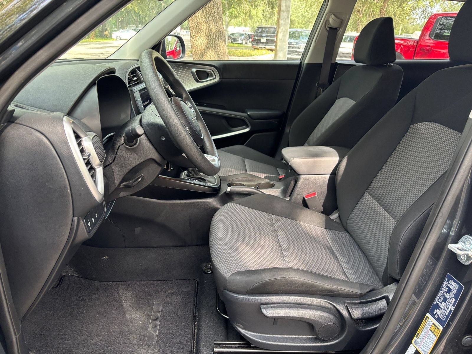 Used 2025 Kia Soul LX w/ LX Technology Package FWD image 24