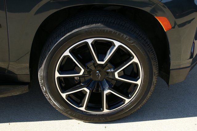 Used 2022 Chevrolet Suburban RST w/ Sport Performance Package image 9