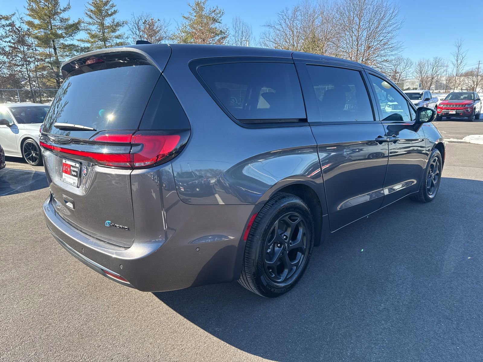 Used 2023 Chrysler Pacifica Touring-L w/ Uconnect Theater Family Group image 5