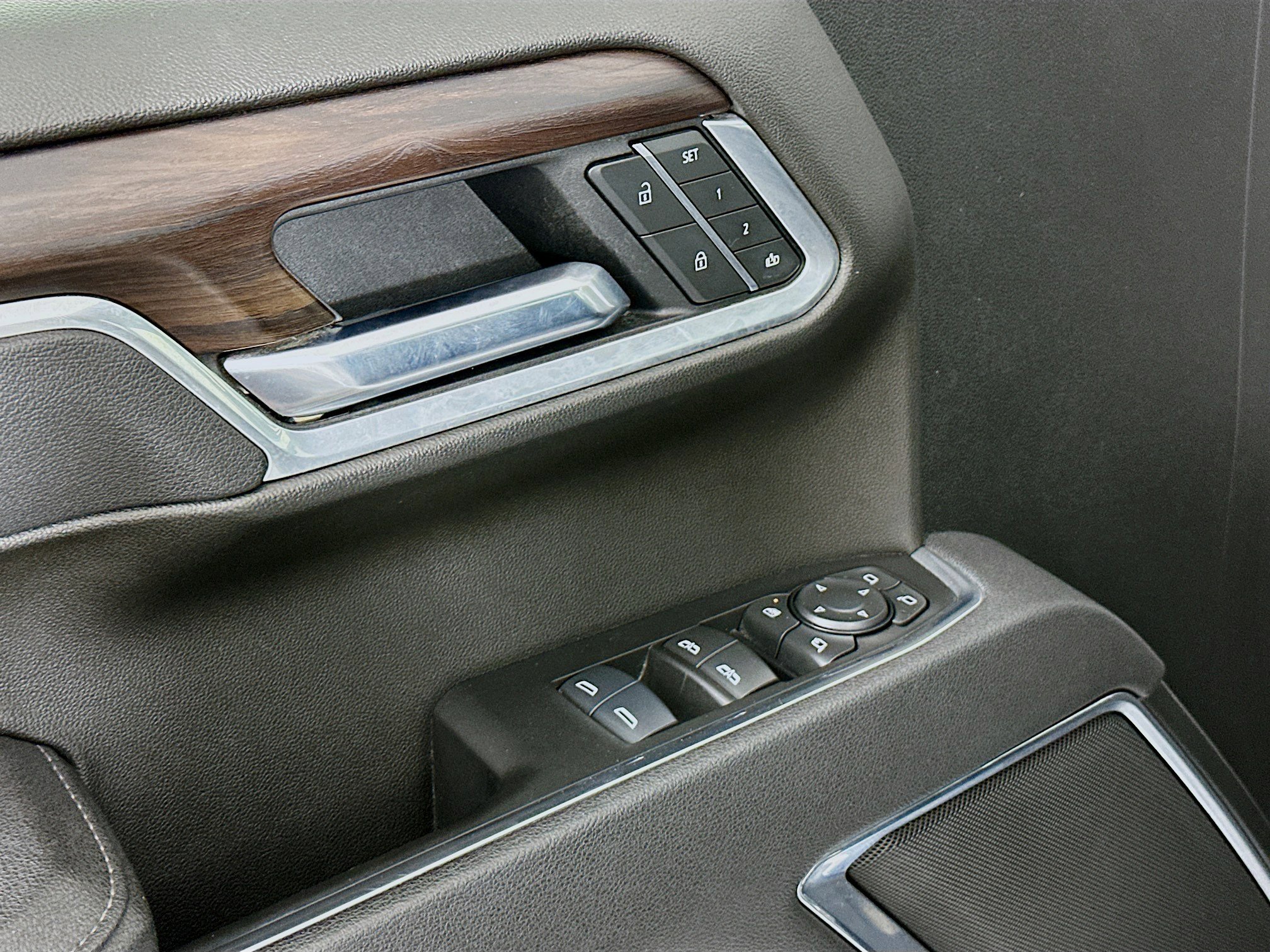 Used 2025 GMC Sierra 1500 SLT image 13