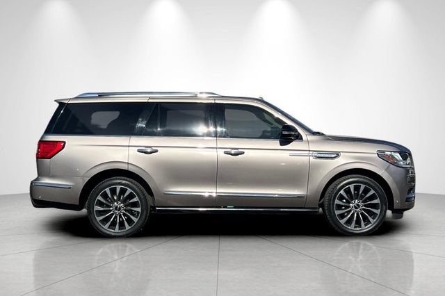 Used 2019 Lincoln Navigator Select w/ Technology Package RWD image 3